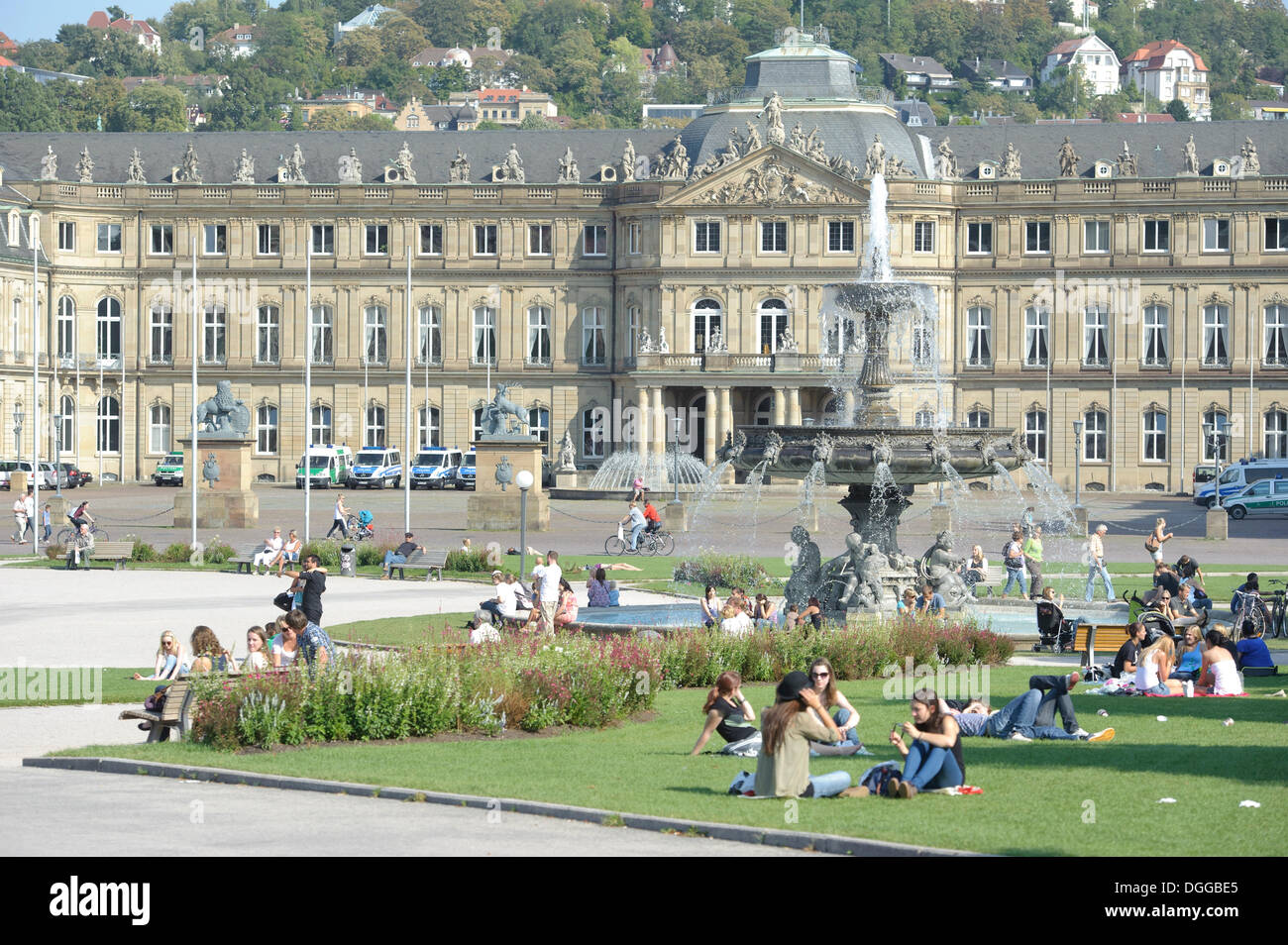 Menschen auf dem Schlossplatz, Brunnen, New Palace auf der Rückseite, Stuttgart, Baden-Württemberg Stockfoto