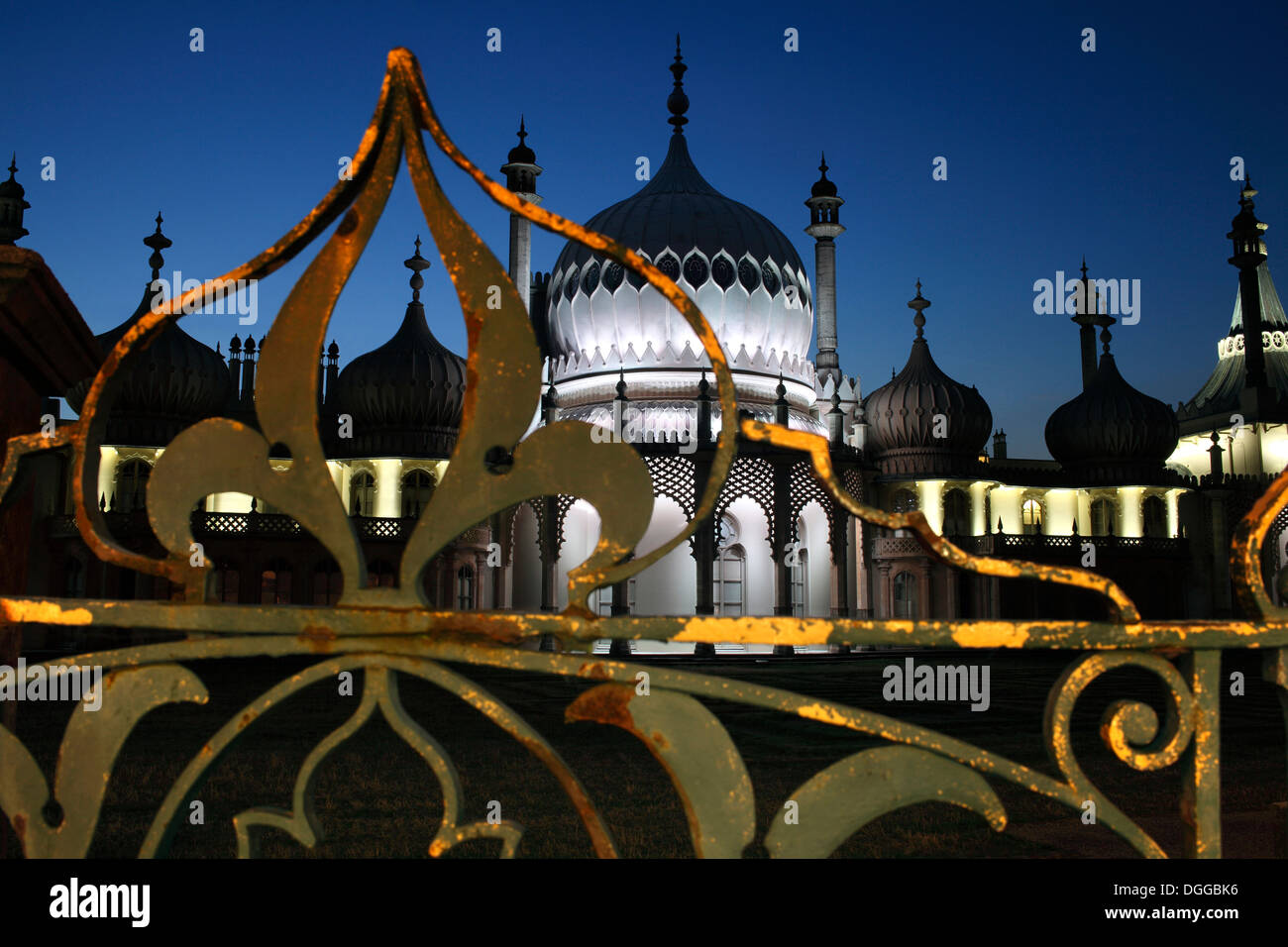 Ein "Zwiebelturm" Motiv in ornamentalen Schmiedearbeiten außerhalb Brighton Pavilion integriert. Stockfoto