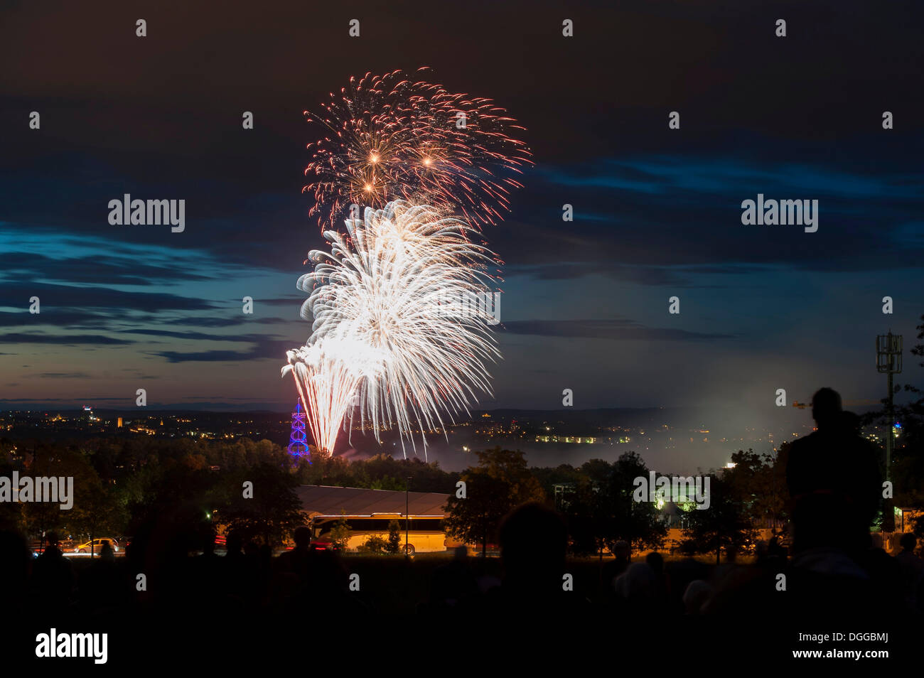 Beleuchtete Killesbergturm Ausschau und Feuerwerk auf dem Festival of Lights, Stuttgart, Baden-Württemberg Stockfoto