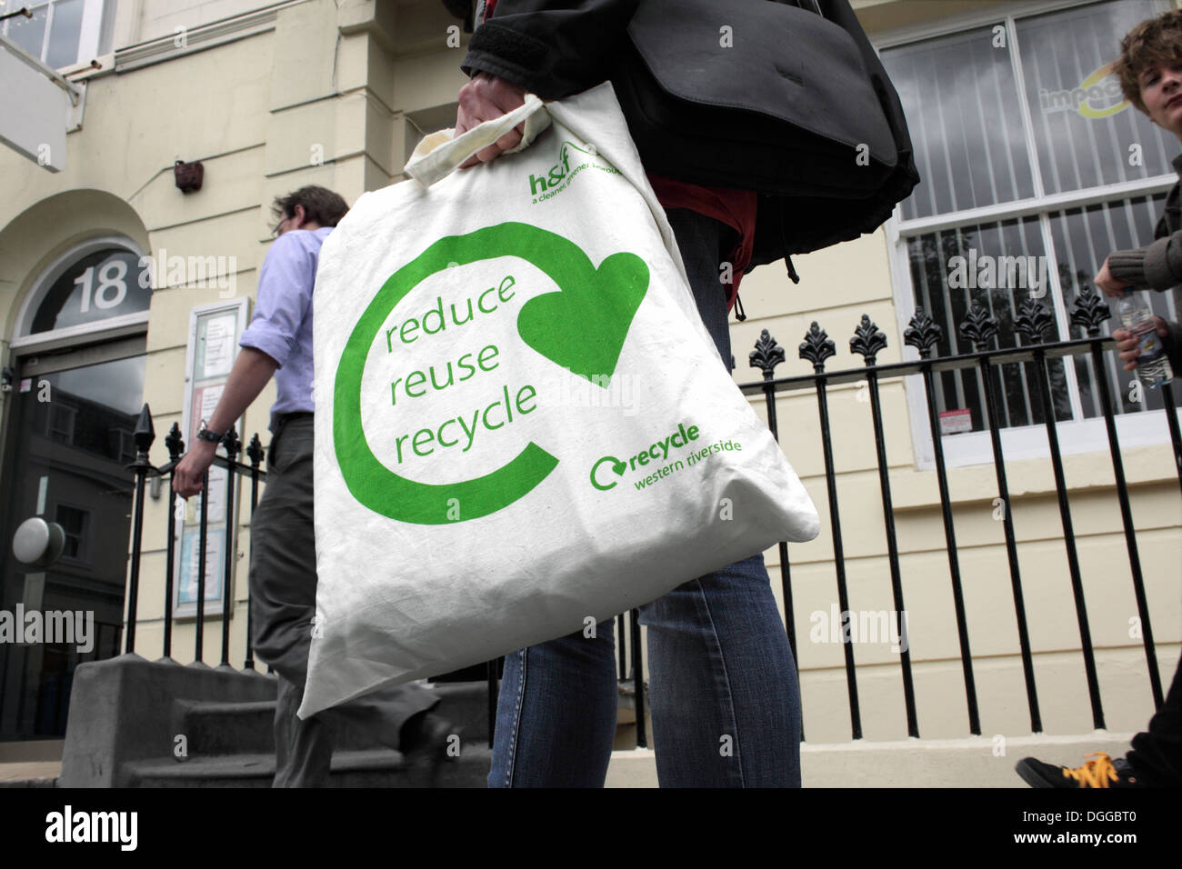 Keine Plastiktüte: "reduzieren Wiederverwendung Recycle" Slogan auf eine Einkaufstasche aus Baumwolle. Stockfoto