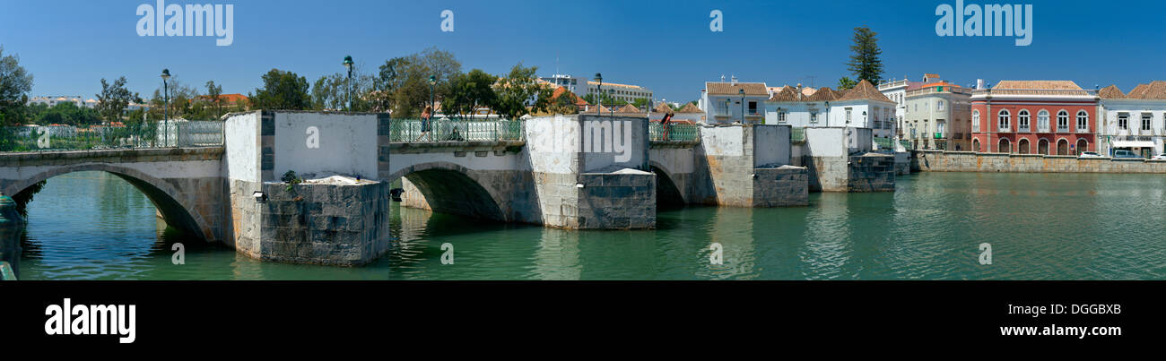 Algarve, Tavira, mittelalterliche Brücke und den Fluss Gilao Stockfoto