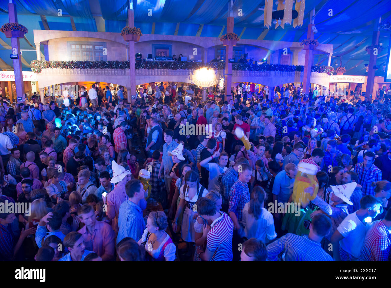 Party im Bierzelt, Cannstatter Wasen Jahrmarkt, Kirmes, Bad Cannstatt, Stuttgart, Baden-Württemberg Stockfoto