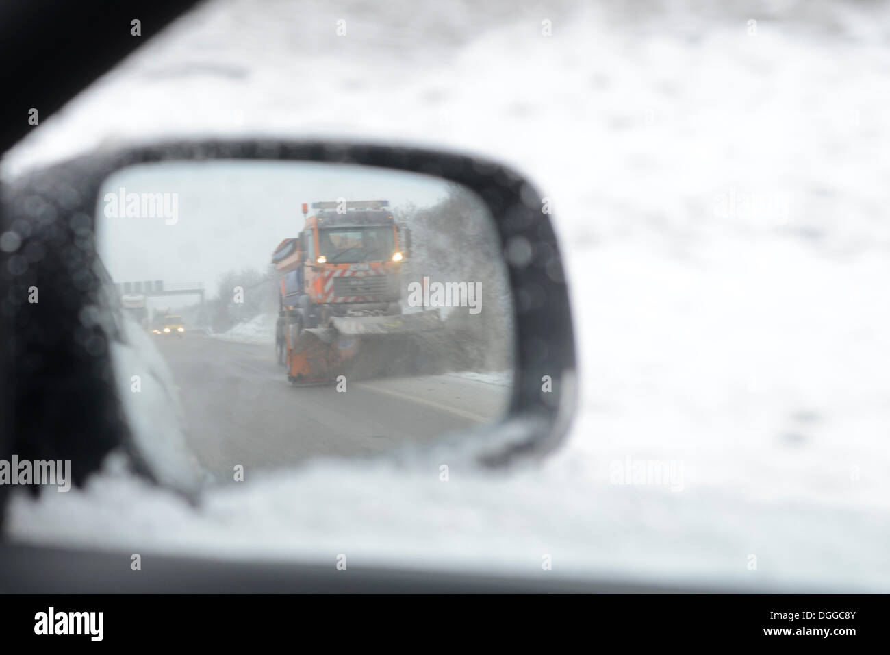 Autospiegel ein Schnee-Clearing-Fahrzeug der Autobahn Wartung Behörden auf die Autobahn A8 im Einsatz Stockfoto