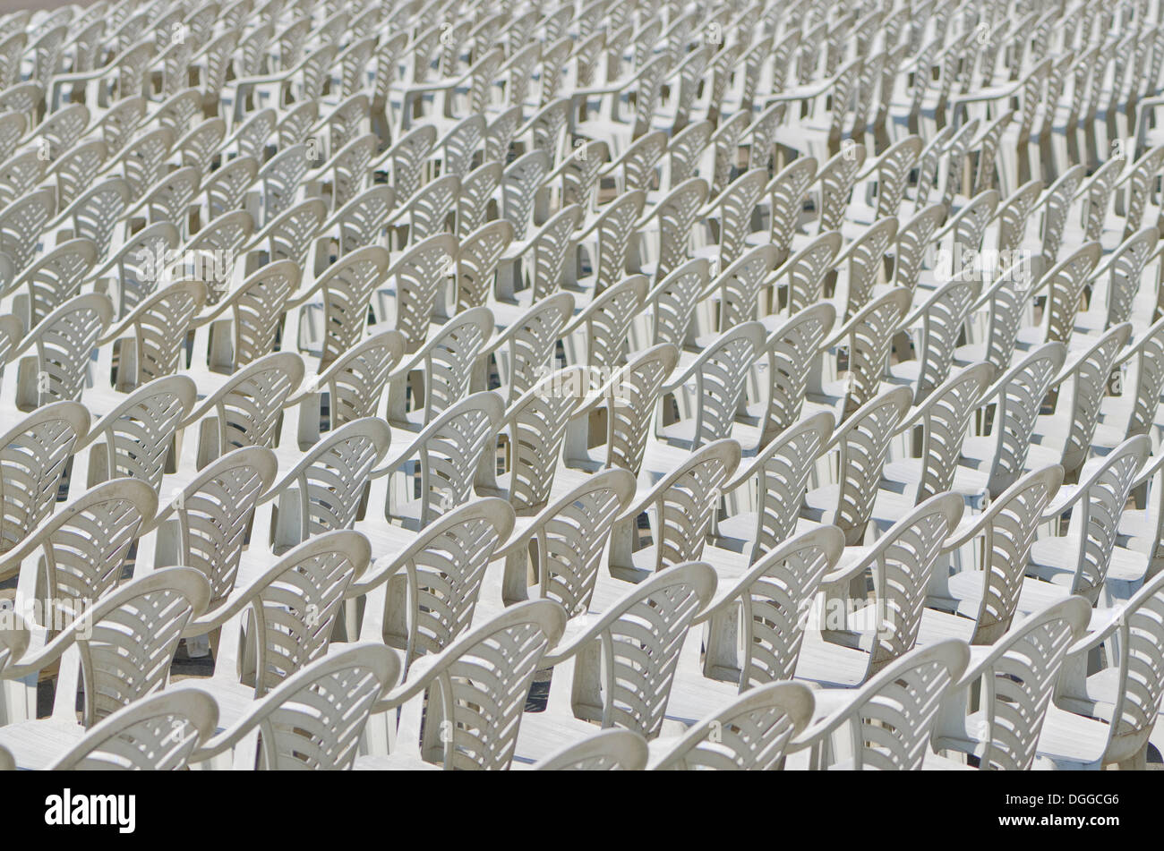 Weiße Plastikstühle, angeordnet in Reihen an einem Open-Air-Konzert-Bereich, Dresden Stockfoto