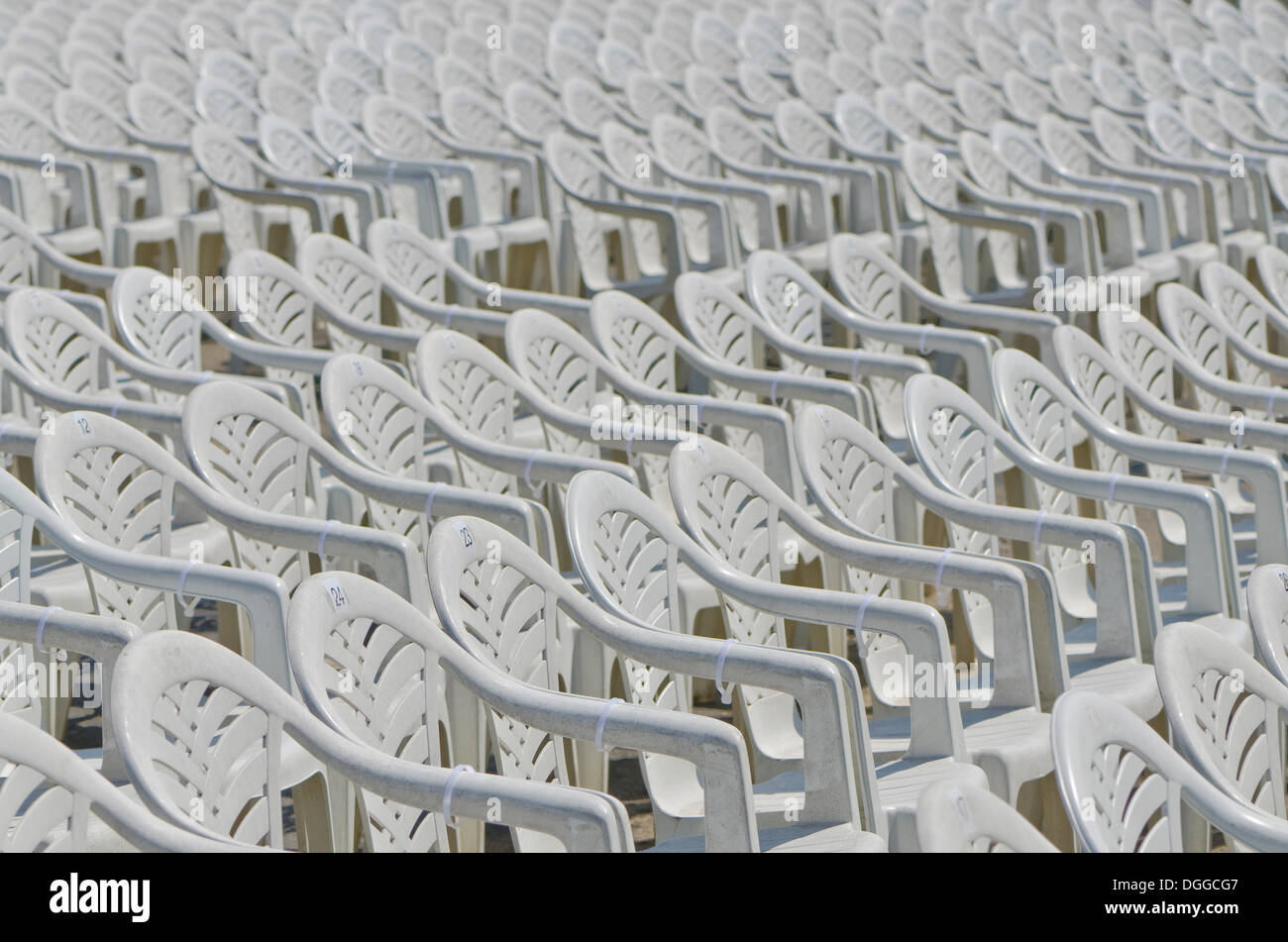 Weiße Plastikstühle, angeordnet in Reihen an einem Open-Air-Konzert-Bereich, Dresden Stockfoto