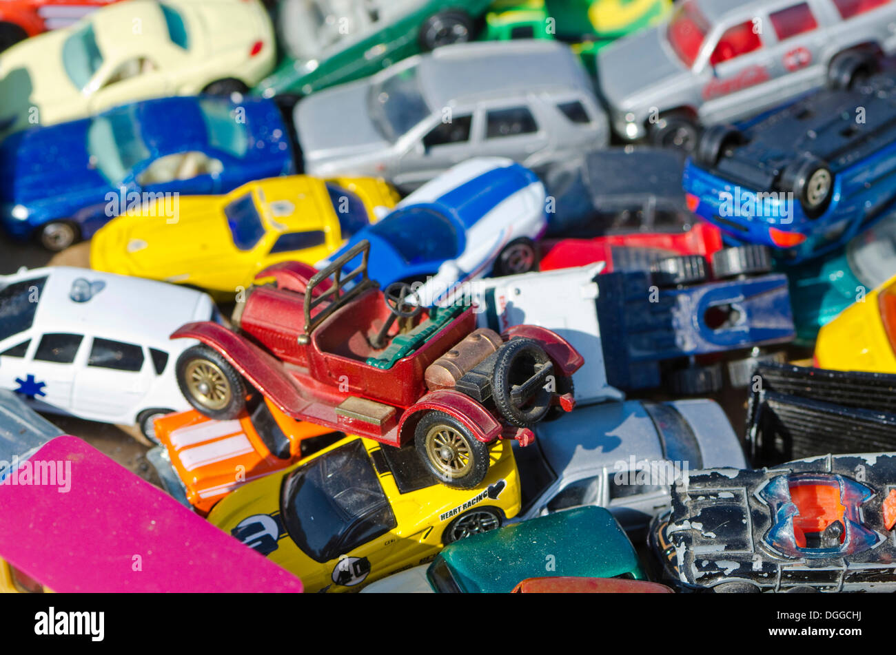 Spielzeug-Autos sind bei den wöchentlichen Flohmarkt, Dresden, Sachsen zum Verkauf angeboten. Stockfoto