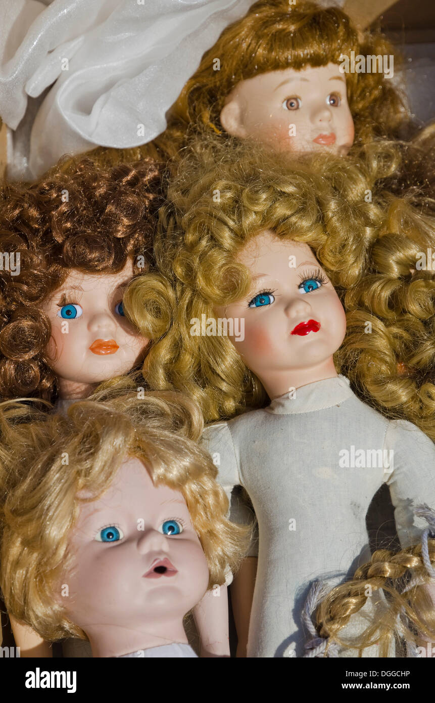 Puppen zum Verkauf an den wöchentlichen Flohmarkt, Dresden, Sachsen  Stockfotografie - Alamy