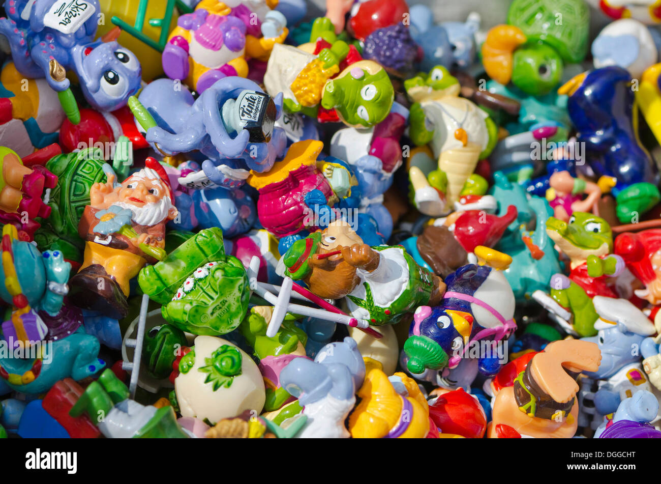 Kunststoff-Spielzeug-Figuren aus Kunststoff sind bei den wöchentlichen Flohmarkt, Dresden, Sachsen zum Verkauf angeboten. Stockfoto