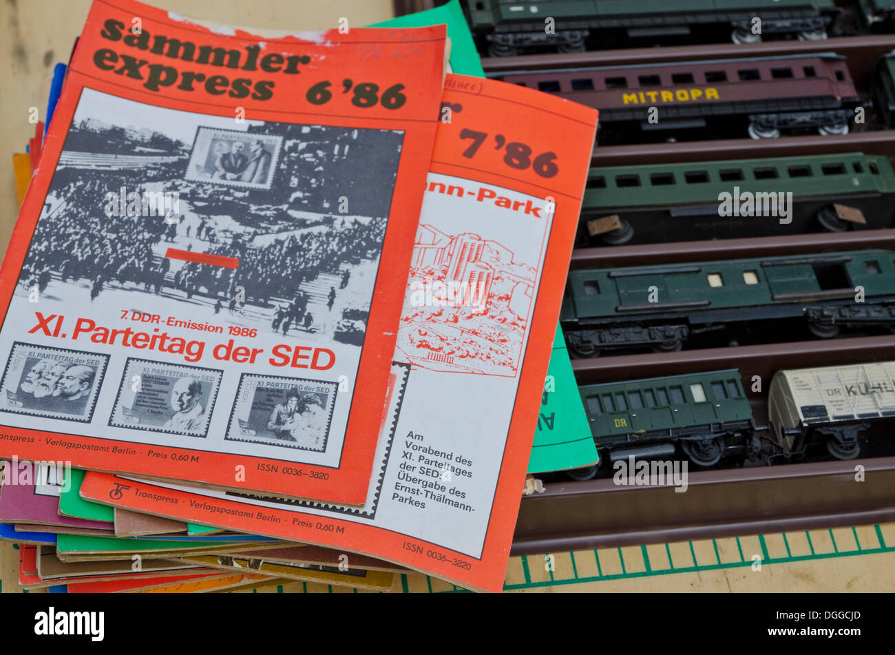 Zweiter hand Zeitschriften und Spielzeug-Züge zum Verkauf auf dem wöchentlichen Flohmarkt, Dresden, Sachsen Stockfoto