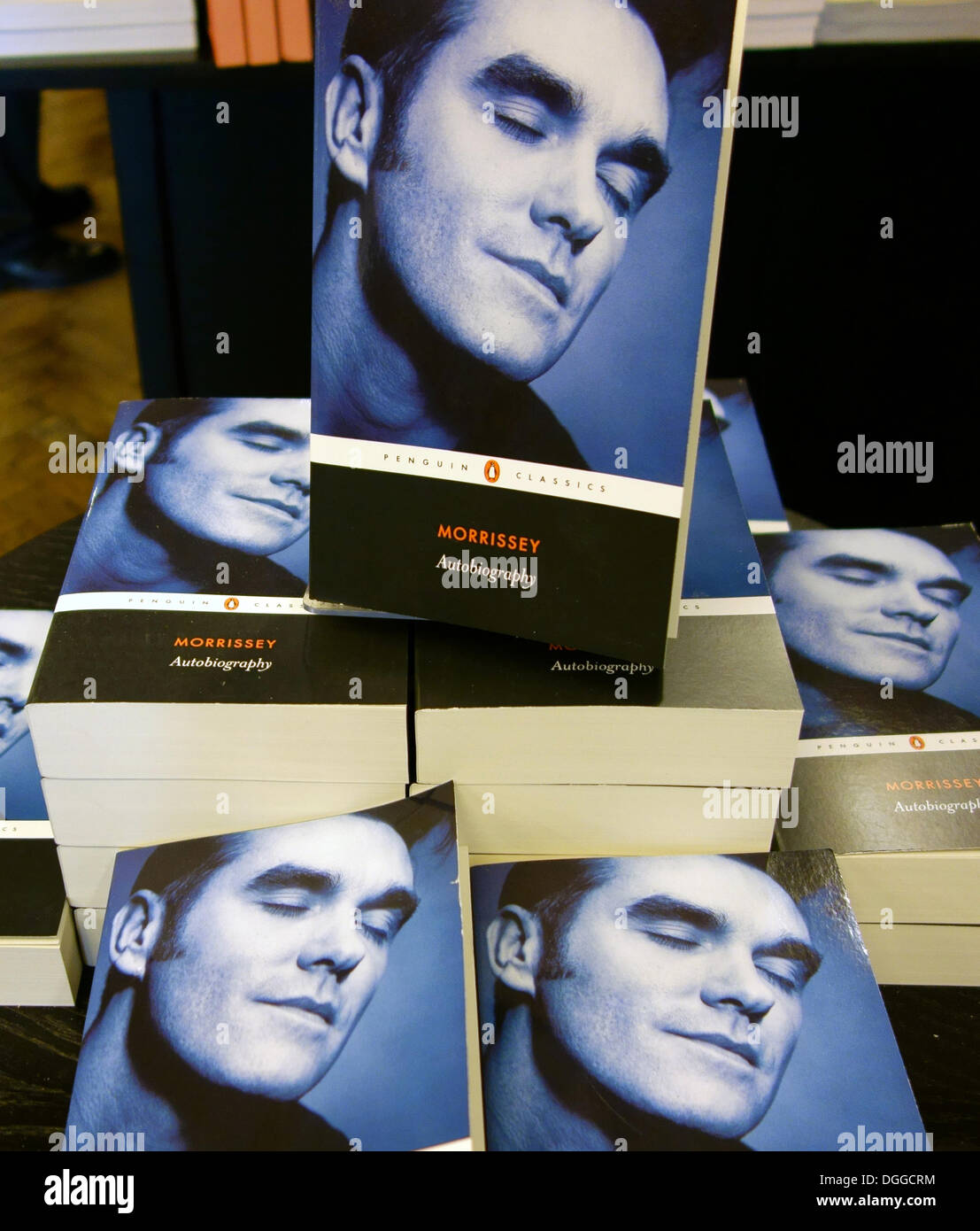 London, UK. 21. Oktober 2013. Die Autobiographie des ehemaligen Smiths Sterne Morrissey hat gerade zum Verkauf in London Buchhandlungen gegangen. Die Memoiren sind als eine "Penguin Classic" veröffentlicht worden, obwohl sie neu sind.  Bilder zeigen Kopien von Morrissey es Autobiographie in London Buchladen heute angezeigt. Bildnachweis: Jeffrey Blackler/Alamy Live-Nachrichten Stockfoto