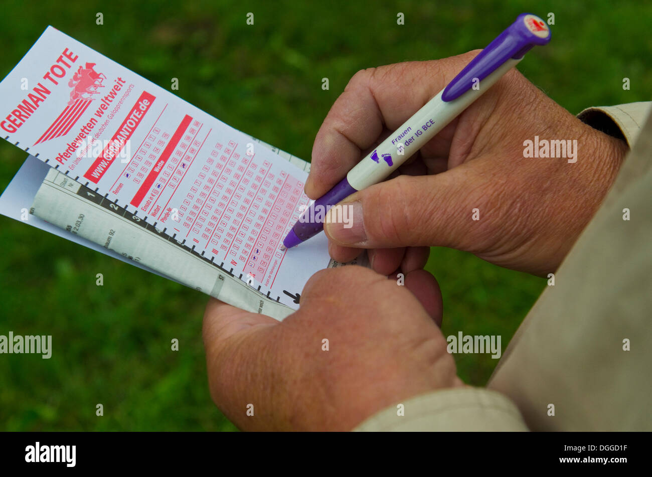 Person, die eine Wette kurz vor einem Pferderennen, Dresden, Sachsen Stockfoto