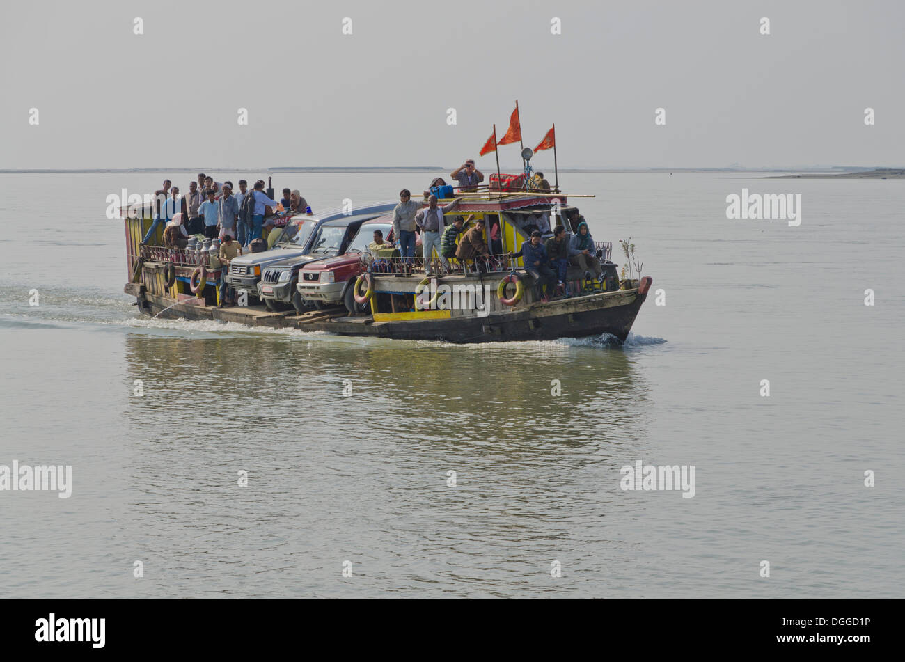 Fähre überlastet mit 3 Jeeps und viele Menschen überqueren Brahmaputra Fluss, Ghat, Indien, Asien Stockfoto