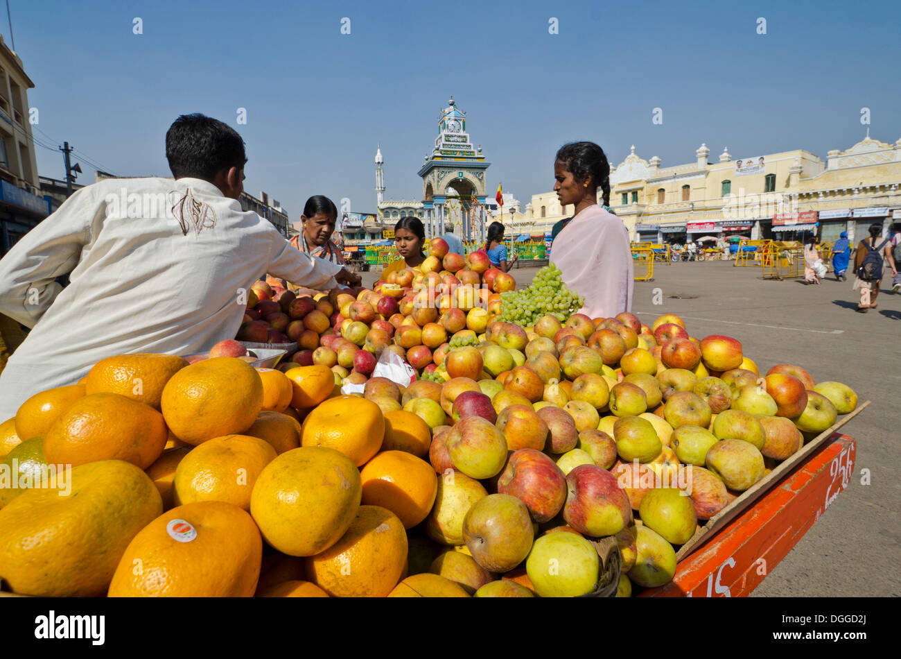 Obst und Gemüse zum Verkauf auf dem lokalen Markt in Mysore, Indien, Asien Stockfoto