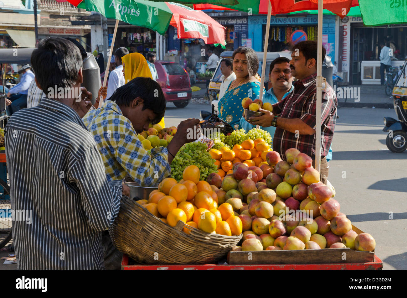 Obst und Gemüse zum Verkauf auf dem lokalen Markt in Mysore, Indien, Asien Stockfoto