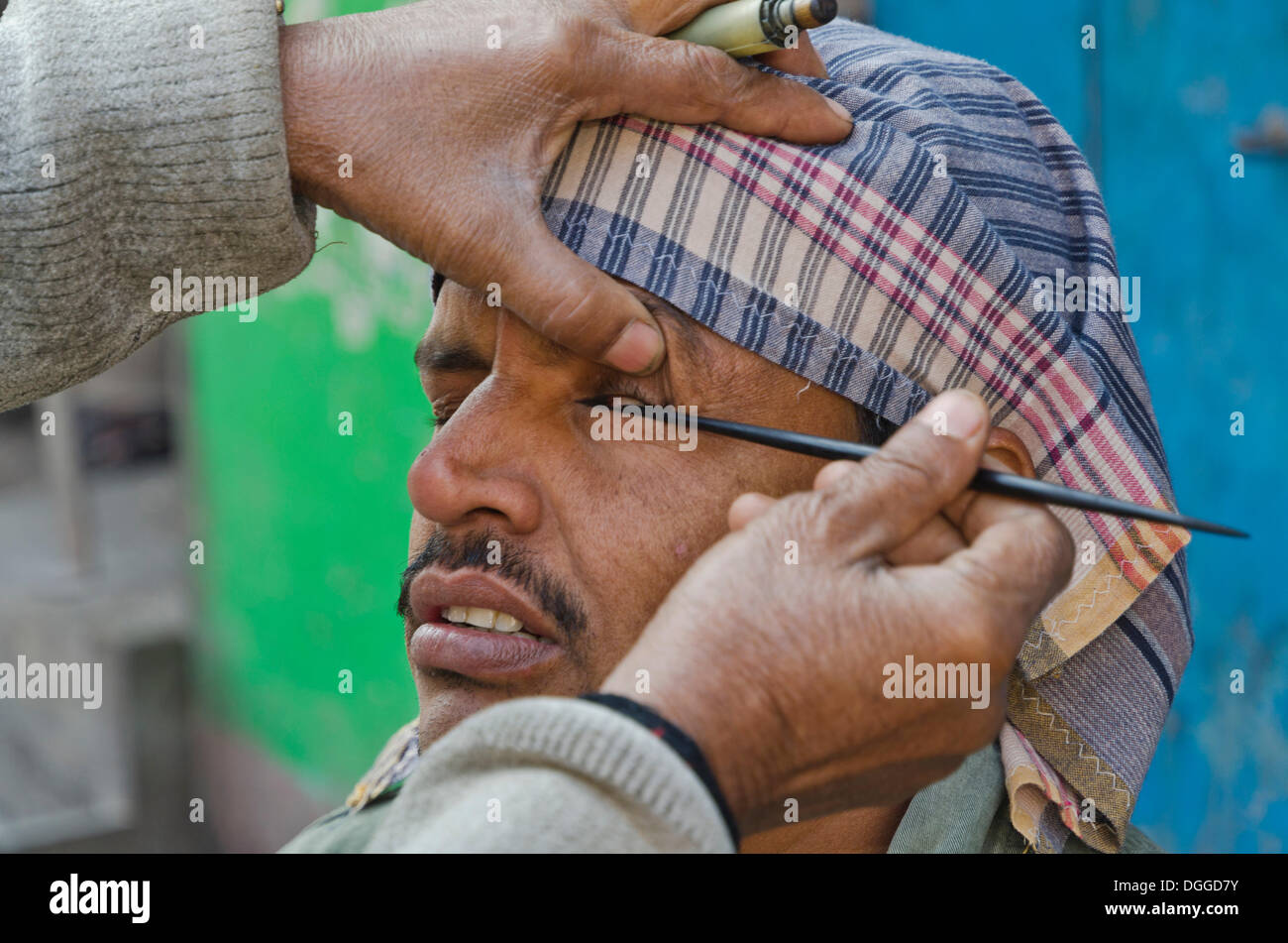 Straße Auge Reiniger mit einem Kunden in den Straßen von Kalkutta, Indien, Asien Stockfoto