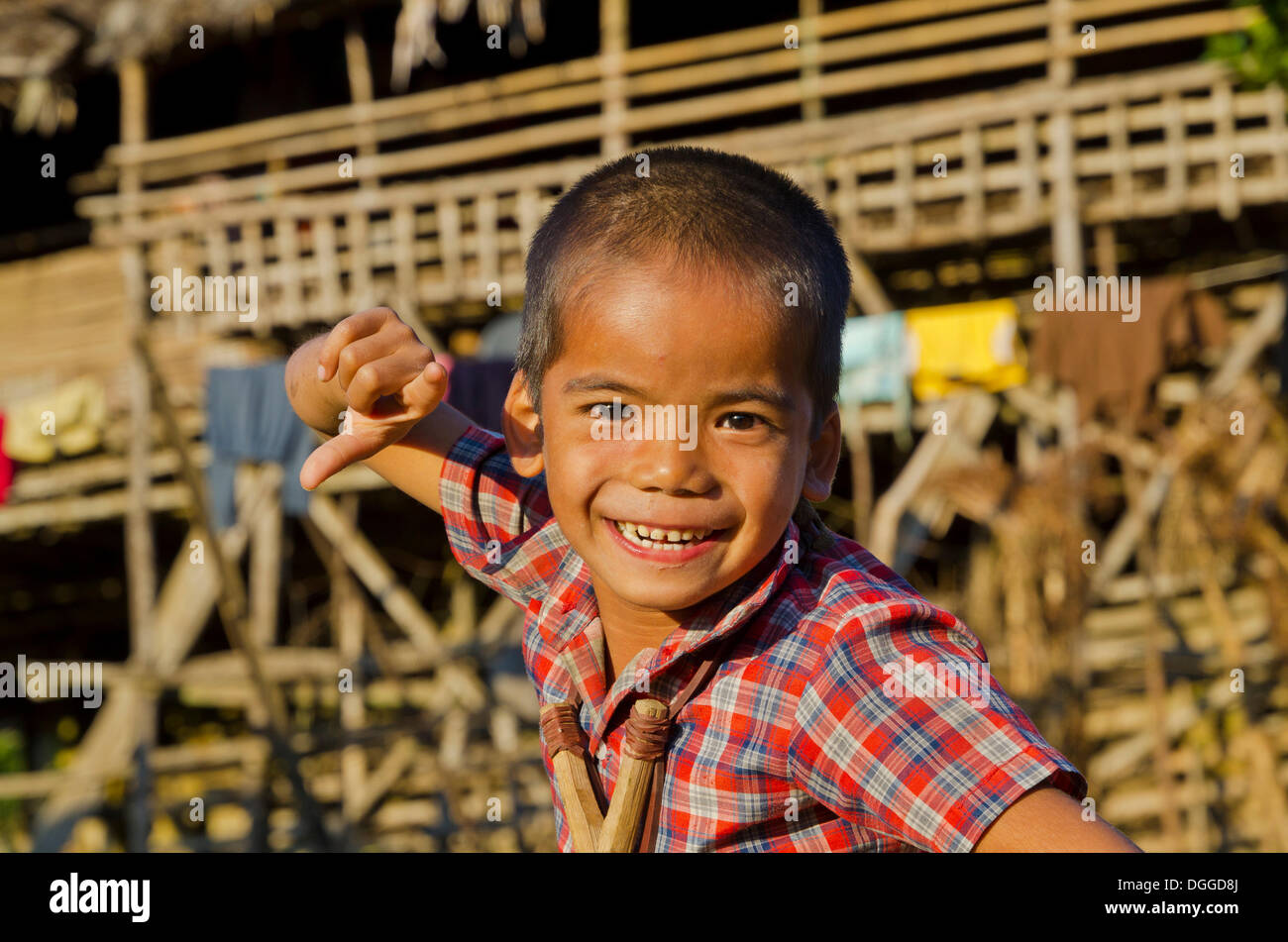 Kleiner Junge des Stammes Adi Gallo in den Hügeln von Arunachal Pradesh, Angu Village, Indien, Asien Stockfoto