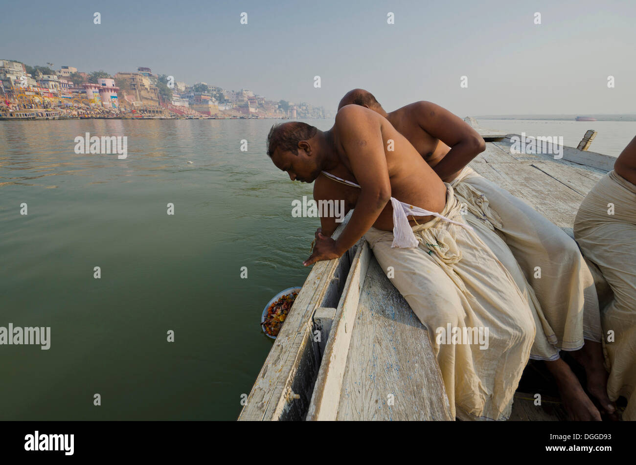 Reste der Einäscherung eines Familienmitglieds angeboten, dem heiligen Fluss Ganges, Varanasi, Indien, Asien Stockfoto