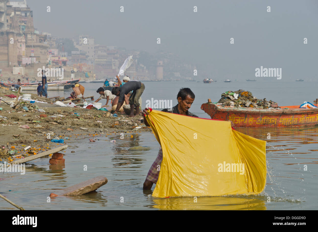 Dhobi Walas arbeiten Leute, die die Wäsche Kaste, ihre tägliche an den Ghats von Varanasi entlang dem heiligen Fluss Ganges, Indien Stockfoto