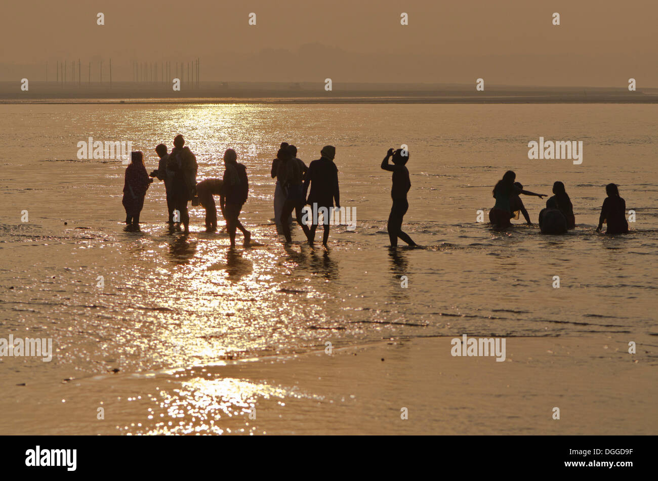Pilger, stehend im Wasser Sangam, die heiligen Flüsse Ganges, Yamuna und Saraswati, Allahabad, Indien, Asien Stockfoto
