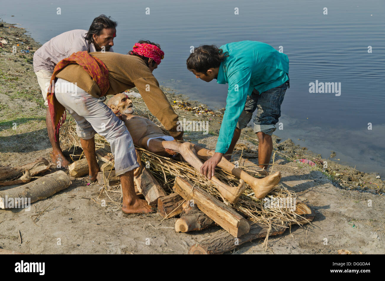 Setzen einen toten Körper auf Brennholz an den Ufern des Flusses Yamuna im Rahmen einer Zeremonie Einäscherung Vrindavan, Indien, Asien Stockfoto