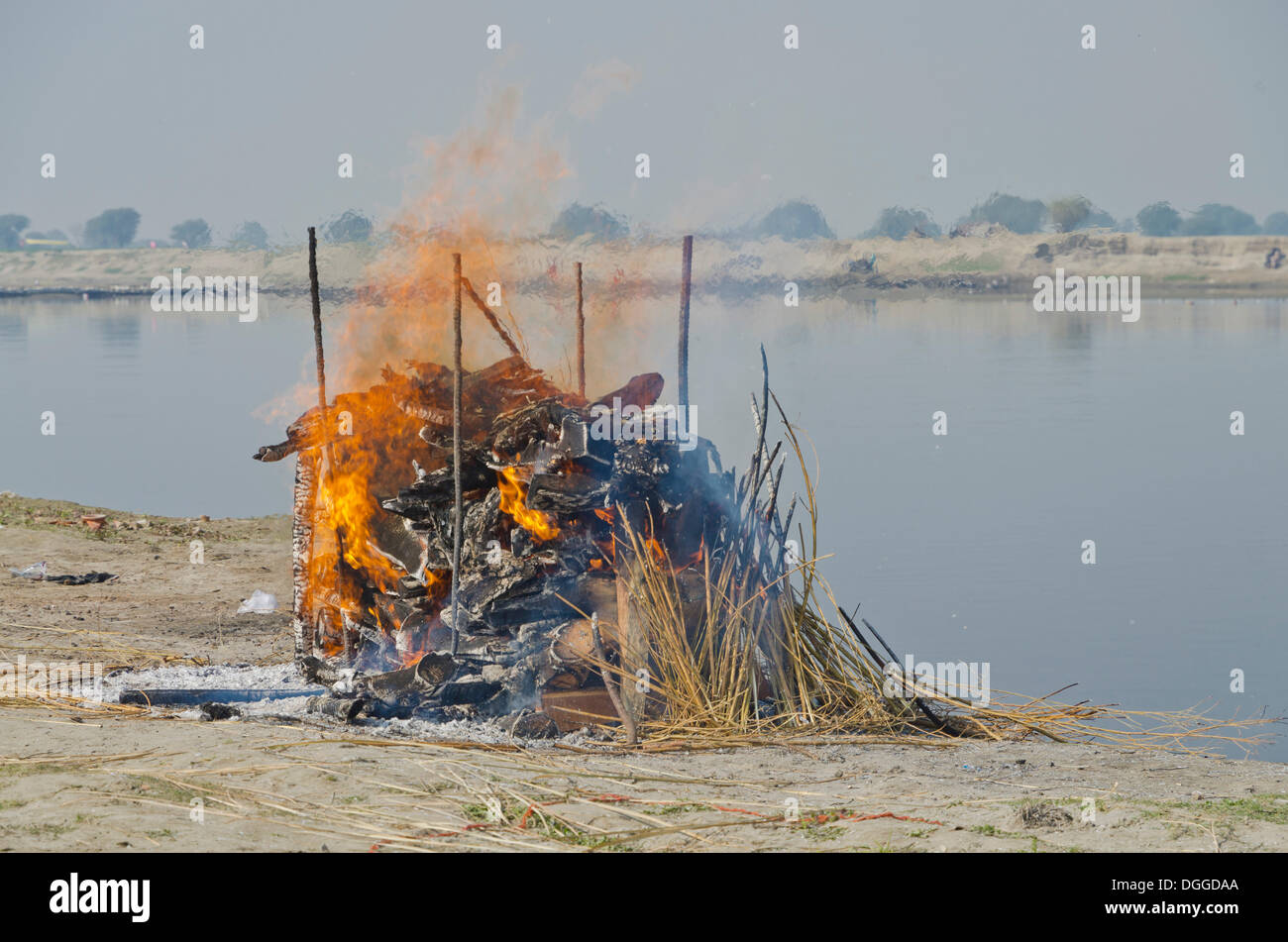 Das brennende Feuer der eine Feuerbestattung Zeremonie, Vrindavan, Indien, Asien Stockfoto