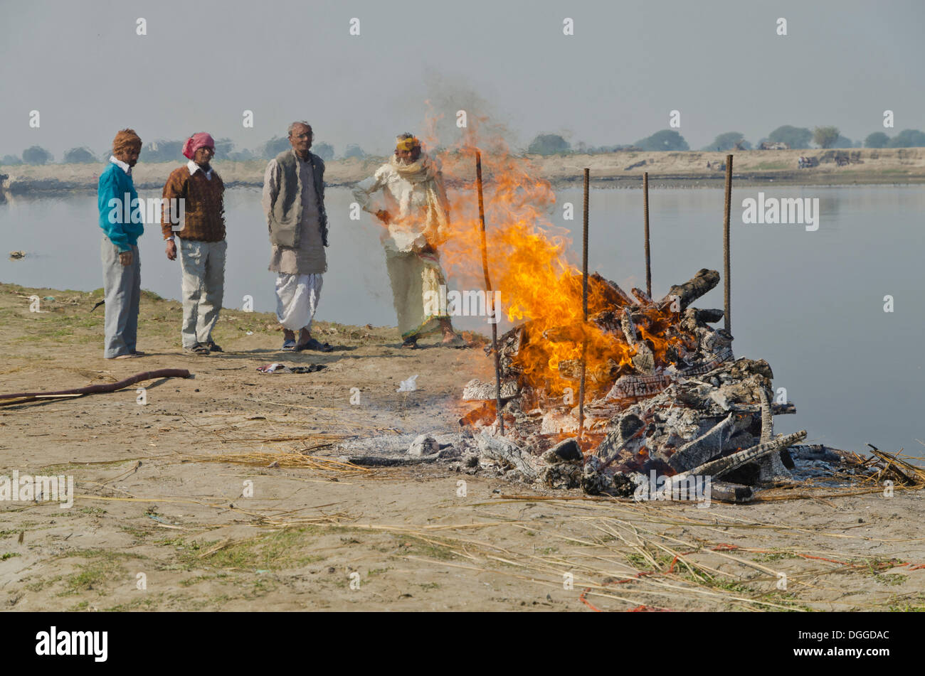 Gruppe von Menschen beobachten die Zeremonie Einäscherung eines Familienmitglieds am Ufer des Flusses Yamuna, Vrindavan, Indien, Asien Stockfoto