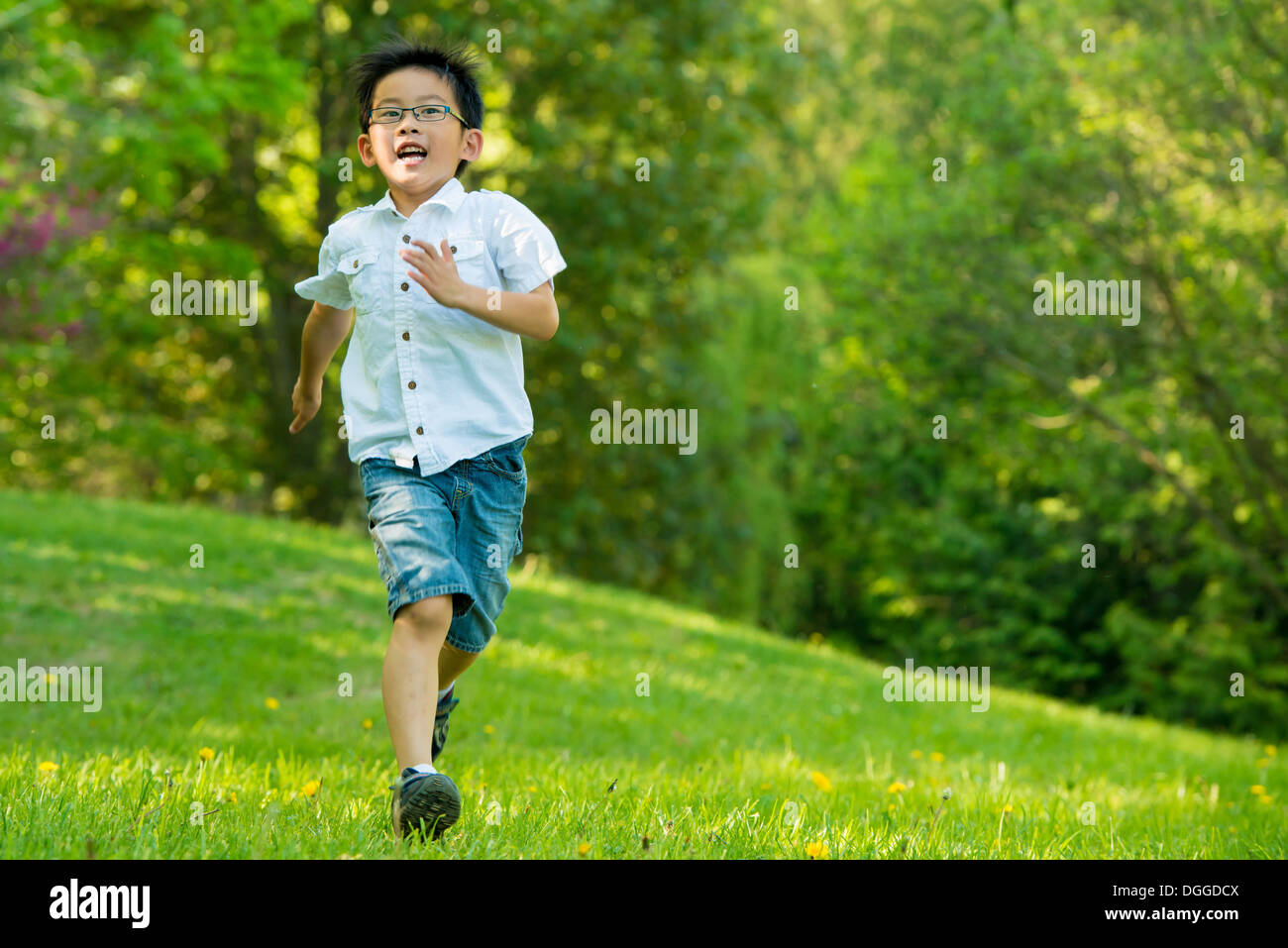 Junge läuft auf Rasen Stockfoto