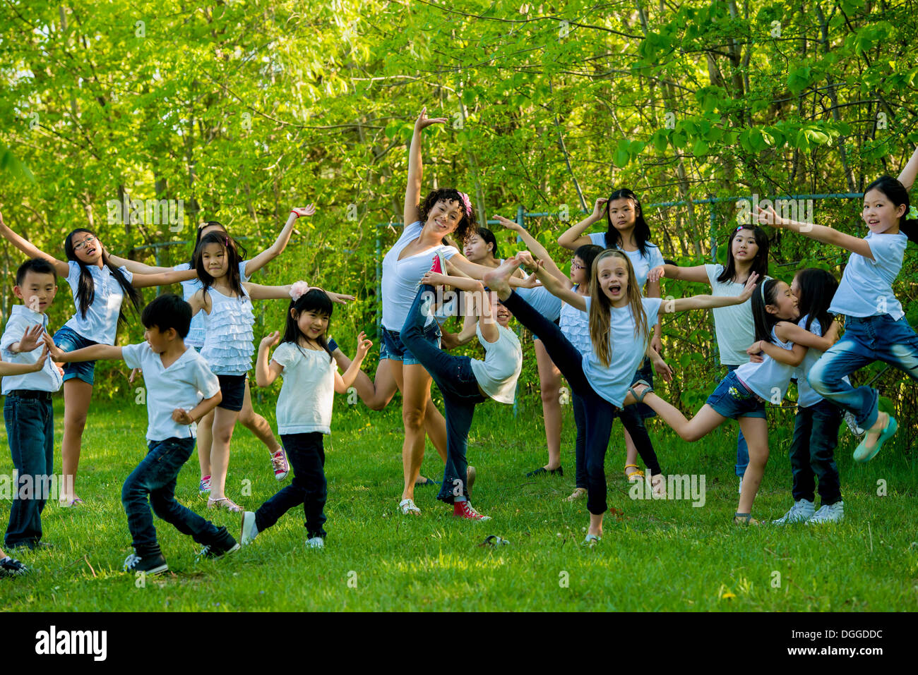 Große Gruppe von Kindern tanzen im park Stockfoto