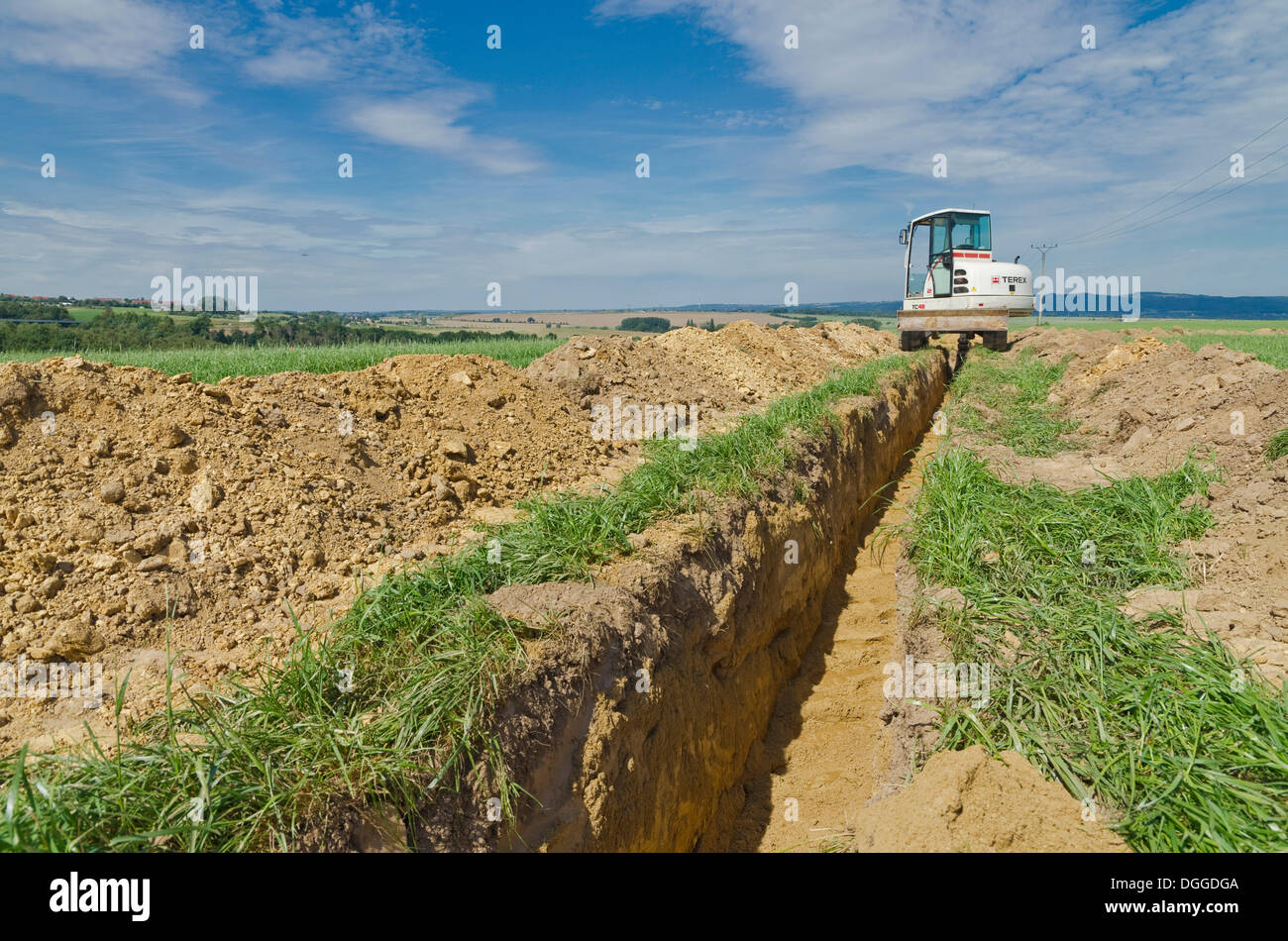 Bagger graben einen Graben durch Landwirtschaft Landschaft, Laurich, Sachsen Stockfoto