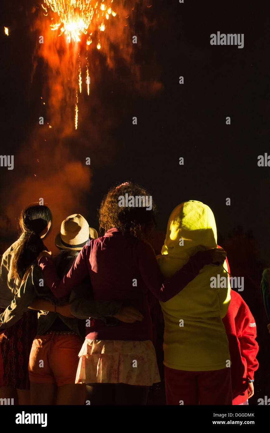 Gruppe von Menschen Feuerwerk Stockfoto