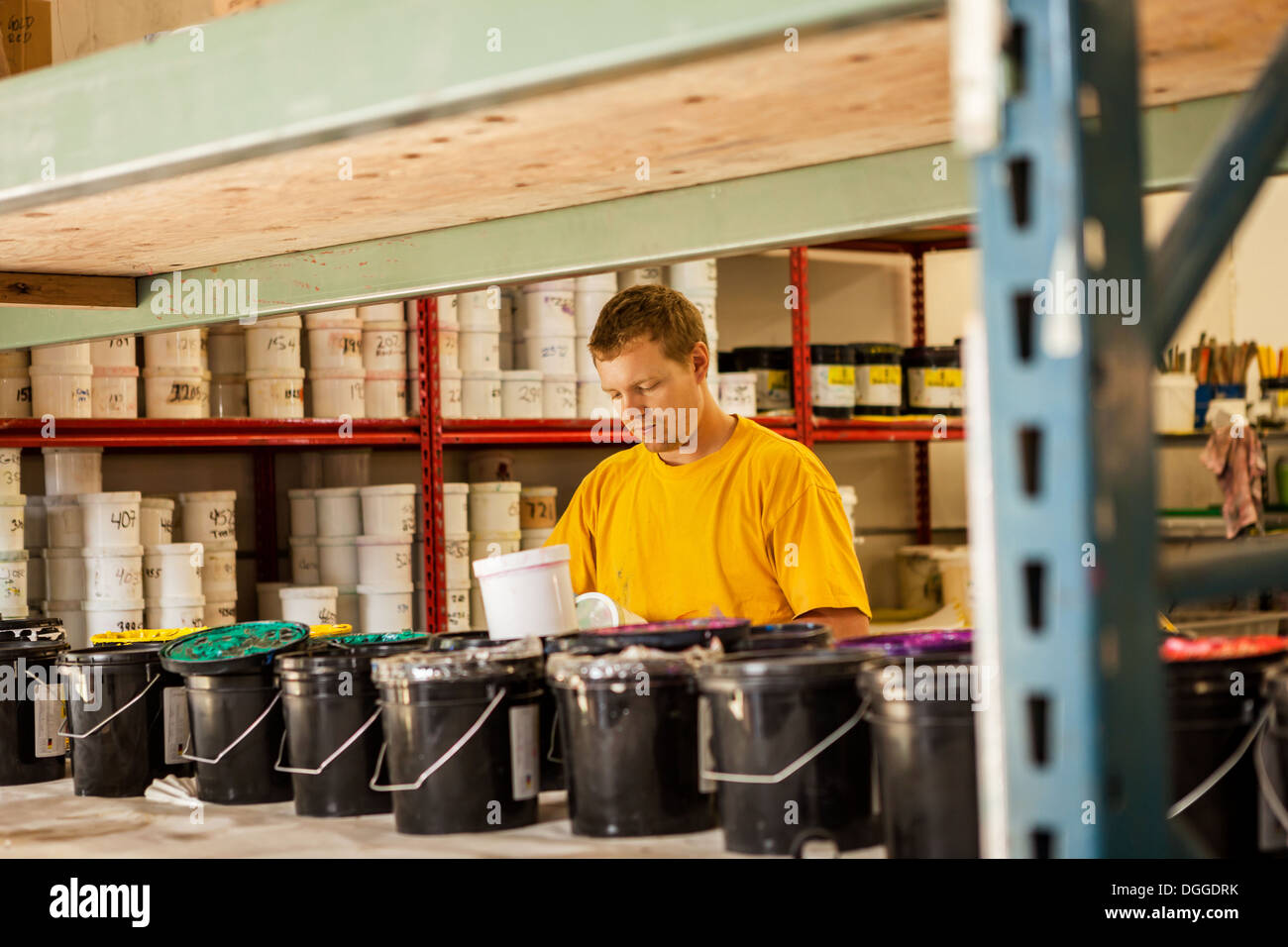 Mann prüfen Tinte im Bildschirm Druckwerkstatt Stockfoto