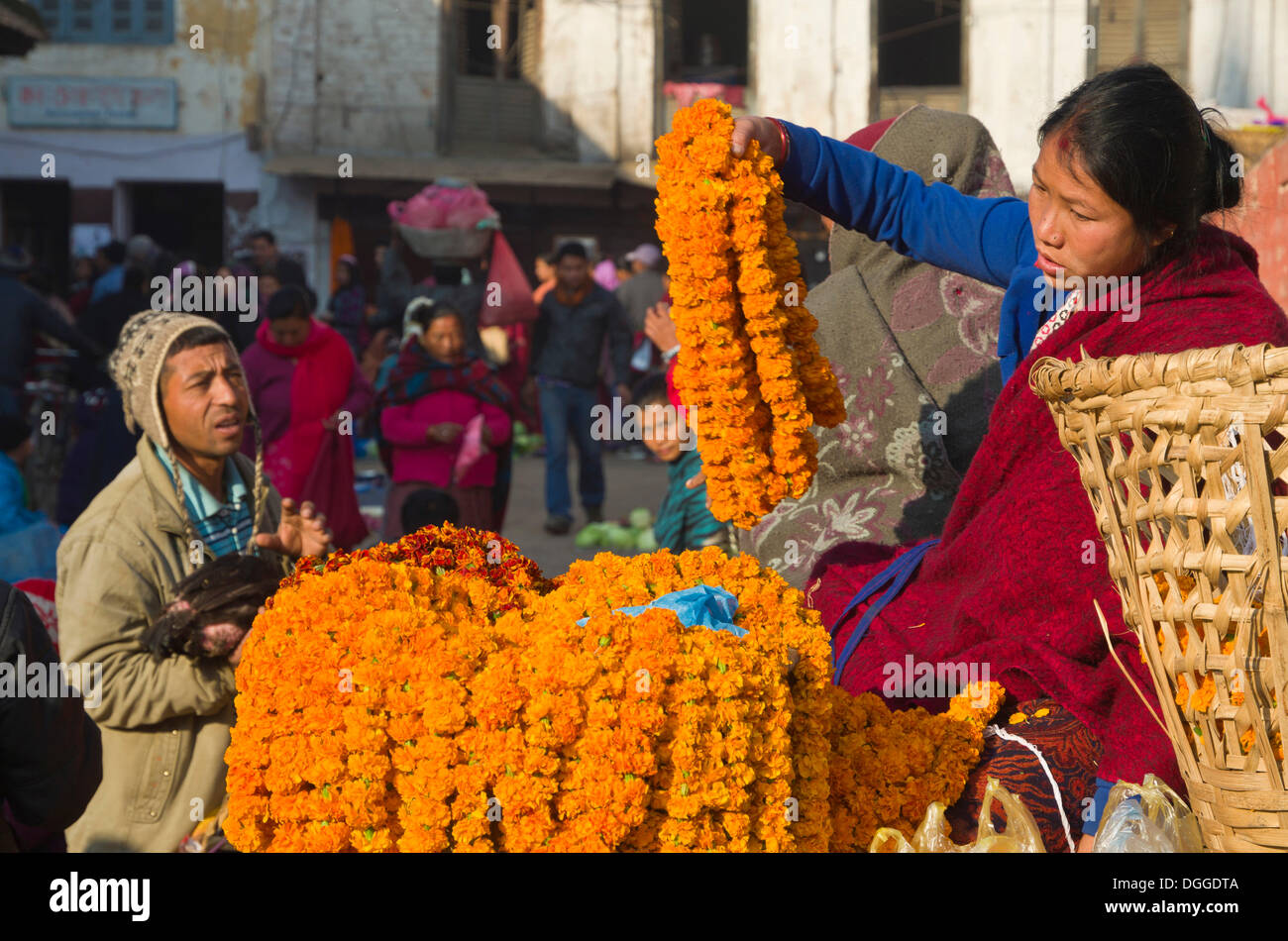 Straßenhändler verkaufen Blumengirlanden am Durbar Square, Bagmati Zone, Nepal Kathmandu-Tal, Kathmandu, Kathmandu Bezirk Stockfoto
