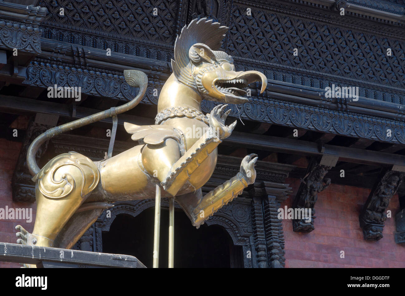 Messing Statue einer Gottheit vor einem Tempel, Kathmandu-Tal, Bagmati Zone, Nepal, Kathmandu, Kathmandu Bezirk Stockfoto