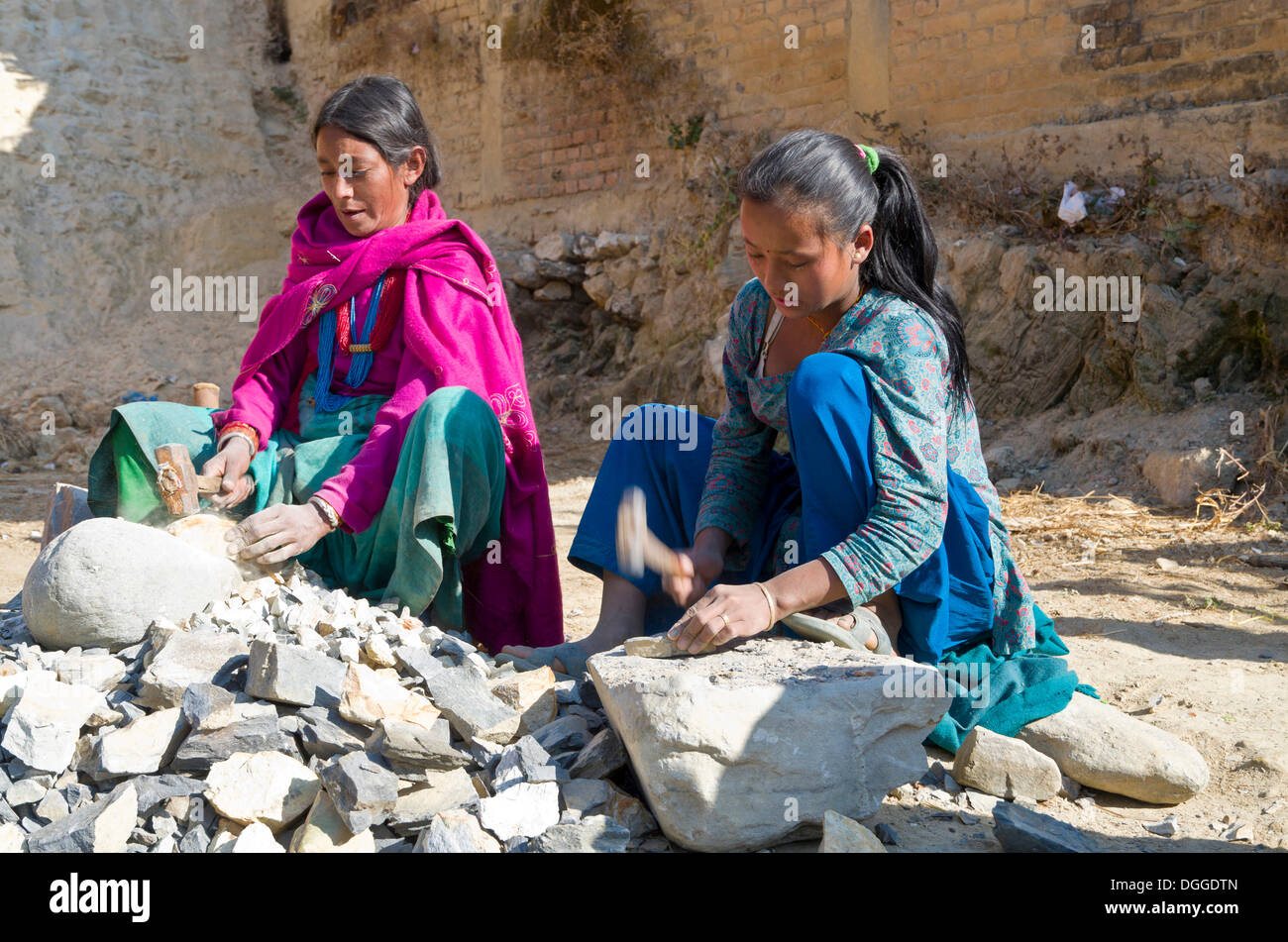 Zwei Frauen Schneiden von Steinen mit einem Hammer Bagmati Zone, Nepal, Kathmandu, Kathmandu-Tal und Kathmandu Bezirk Stockfoto