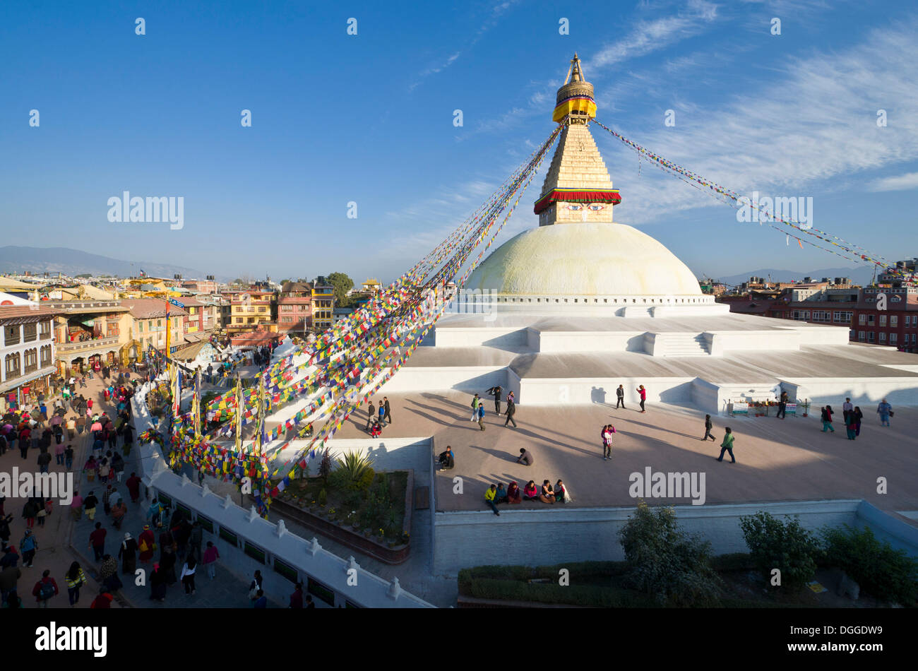Boudnath Stupa mit Gebetsfahnen, einige Besucher und die umliegenden Gebäude, Kathmandu-Tal, Kathmandu, Kathmandu District Stockfoto
