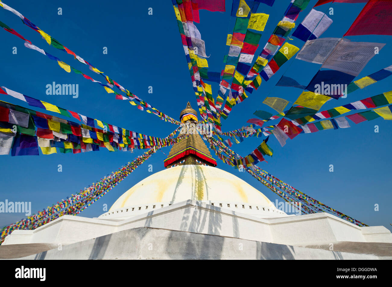 Boudnath Stupa mit Gebetsfahnen gegen blauen Himmel, Kathmandu-Tal, Bagmati Zone, Nepal, Kathmandu, Kathmandu Bezirk Stockfoto