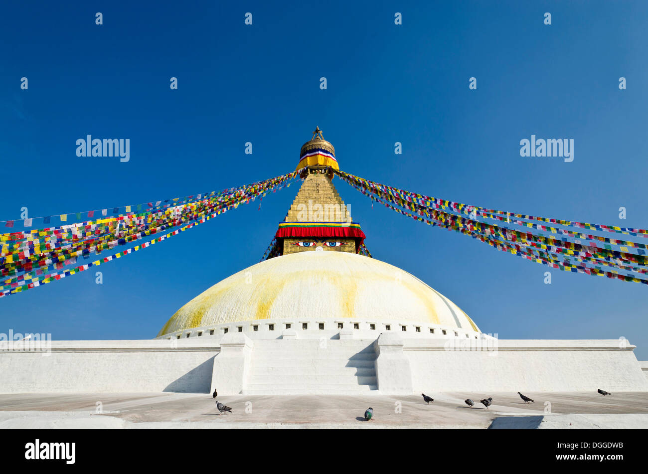 Boudnath Stupa mit Gebetsfahnen gegen blauen Himmel, Kathmandu-Tal, Bagmati Zone, Nepal, Kathmandu, Kathmandu Bezirk Stockfoto