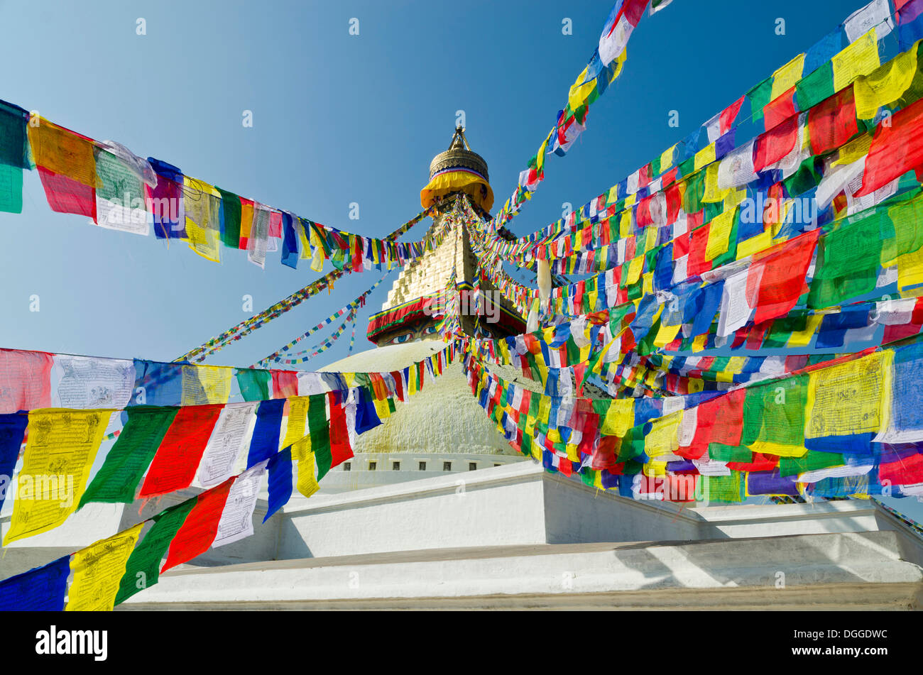 Boudnath Stupa mit Gebetsfahnen gegen blauen Himmel, Kathmandu-Tal, Bagmati Zone, Nepal, Kathmandu, Kathmandu Bezirk Stockfoto