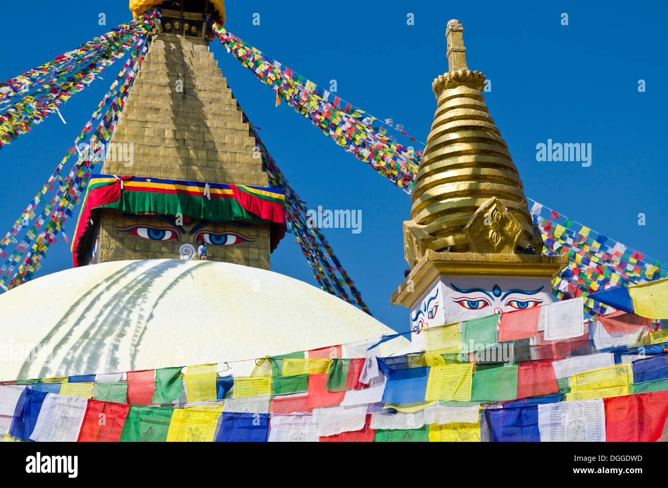 Boudnath Stupa mit Gebetsfahnen gegen blauen Himmel, Kathmandu-Tal, Bagmati Zone, Nepal, Kathmandu, Kathmandu Bezirk Stockfoto