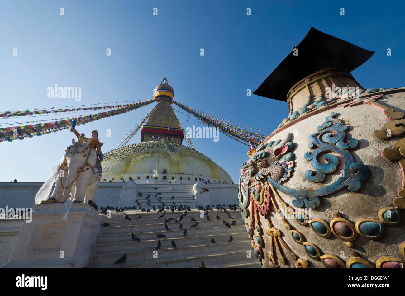 Boudnath Stupa mit Statuen, Gebetsfahnen und blauer Himmel, Kathmandu-Tal, Bagmati Zone, Nepal, Kathmandu, Kathmandu Bezirk Stockfoto