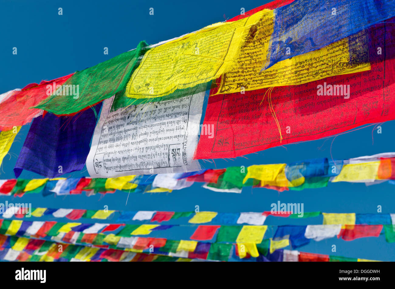 Buddhistische Gebetsfahnen gegen blauen Himmel im Kathmandu-Tal, Kathmandu, Kathmandu District, Boudnath Stupa, Bagmati Zone, Nepal Stockfoto