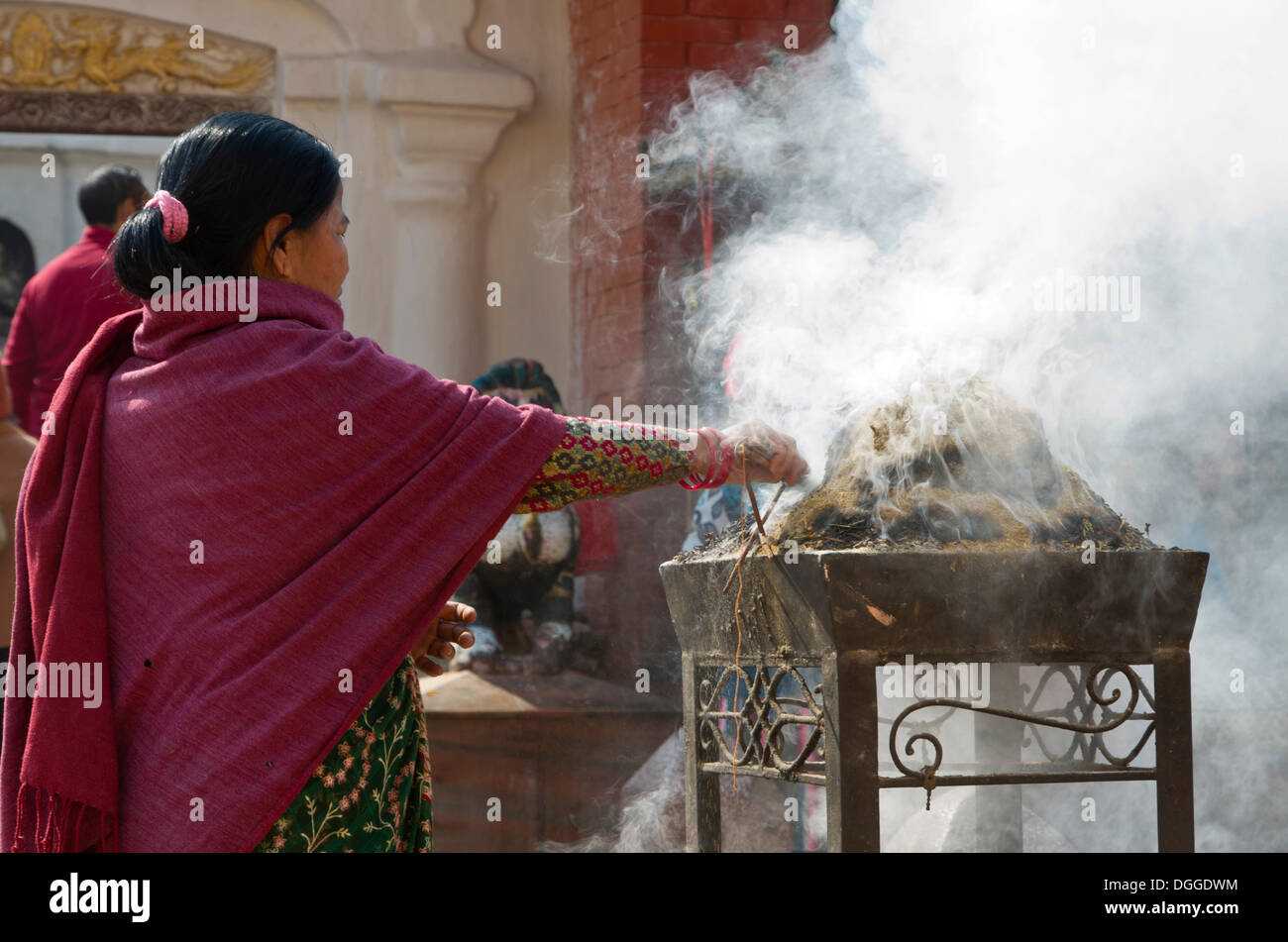 Frauen verbrennen von Weihrauch vor Boudnath Stupa, Bagmati Zone, Nepal Kathmandu-Tal, Kathmandu, Kathmandu Bezirk Stockfoto