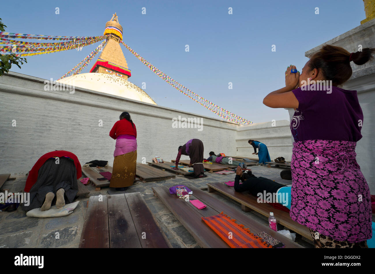 Tibetische Pilger üben Niederwerfungen am Fuße des Boudnath Stupa, Kathmandu-Tal, Kathmandu, Kathmandu Bezirk Stockfoto
