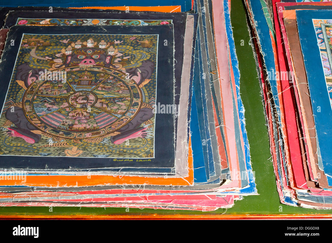 Haufen von kleinen Thangkas für Verkauf in einem der schönen Künste in der Nähe von Kathmandu Bezirk, Kathmandu, Boudnath Stupa, Kathmandu-Tal Stockfoto