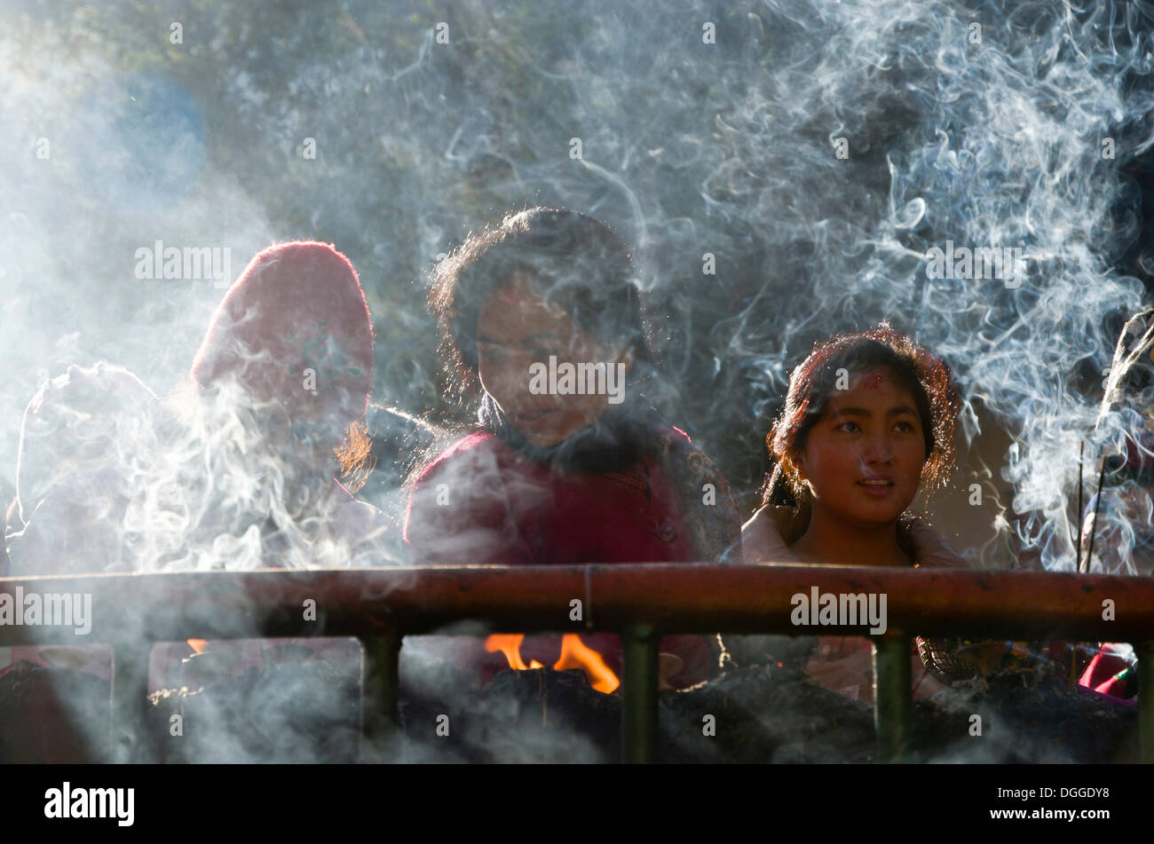 Pilger, die brennende Räucherstäbchen als Opfergabe, Dakshinkali Tempel oder Dakshin Kali Tempel, Kathmandu-Tal, Dakshinkali Stockfoto