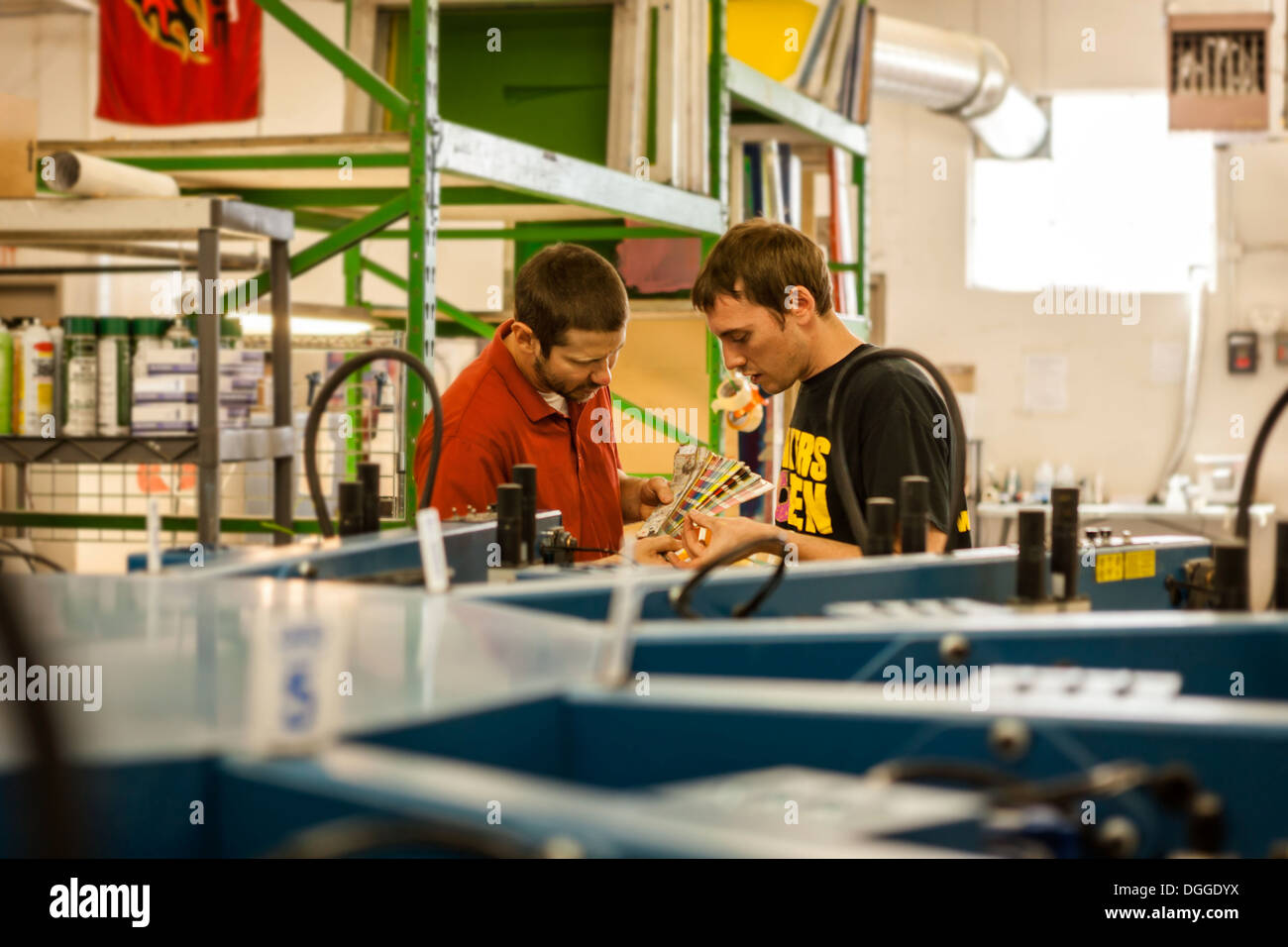 Arbeitnehmer, die Überprüfung Farbfelder in Bildschirm Druckwerkstatt Stockfoto