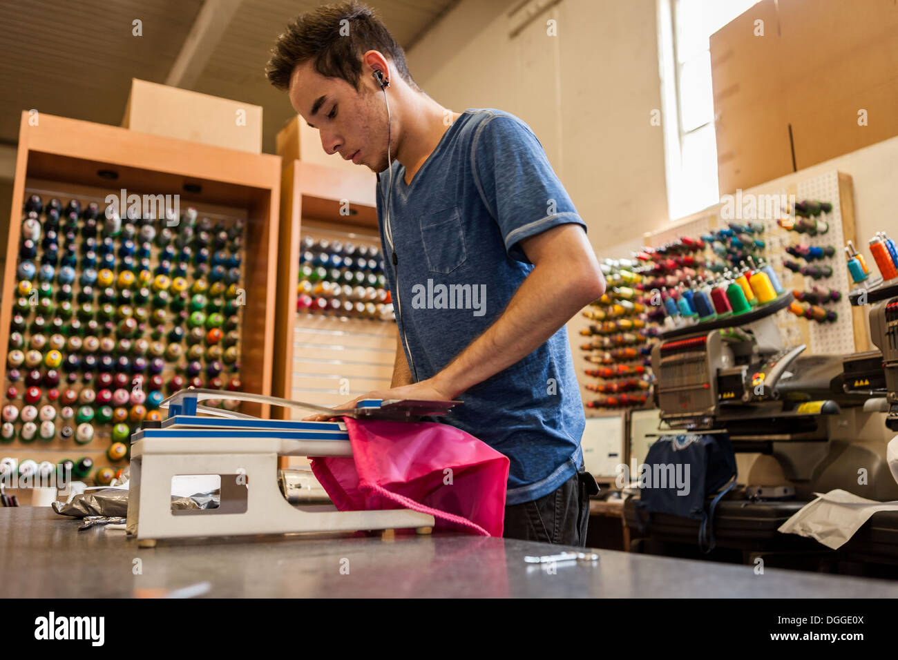 Arbeiter mit Stickmaschine in T-shirt Druck Werkstatt Stockfotografie -  Alamy