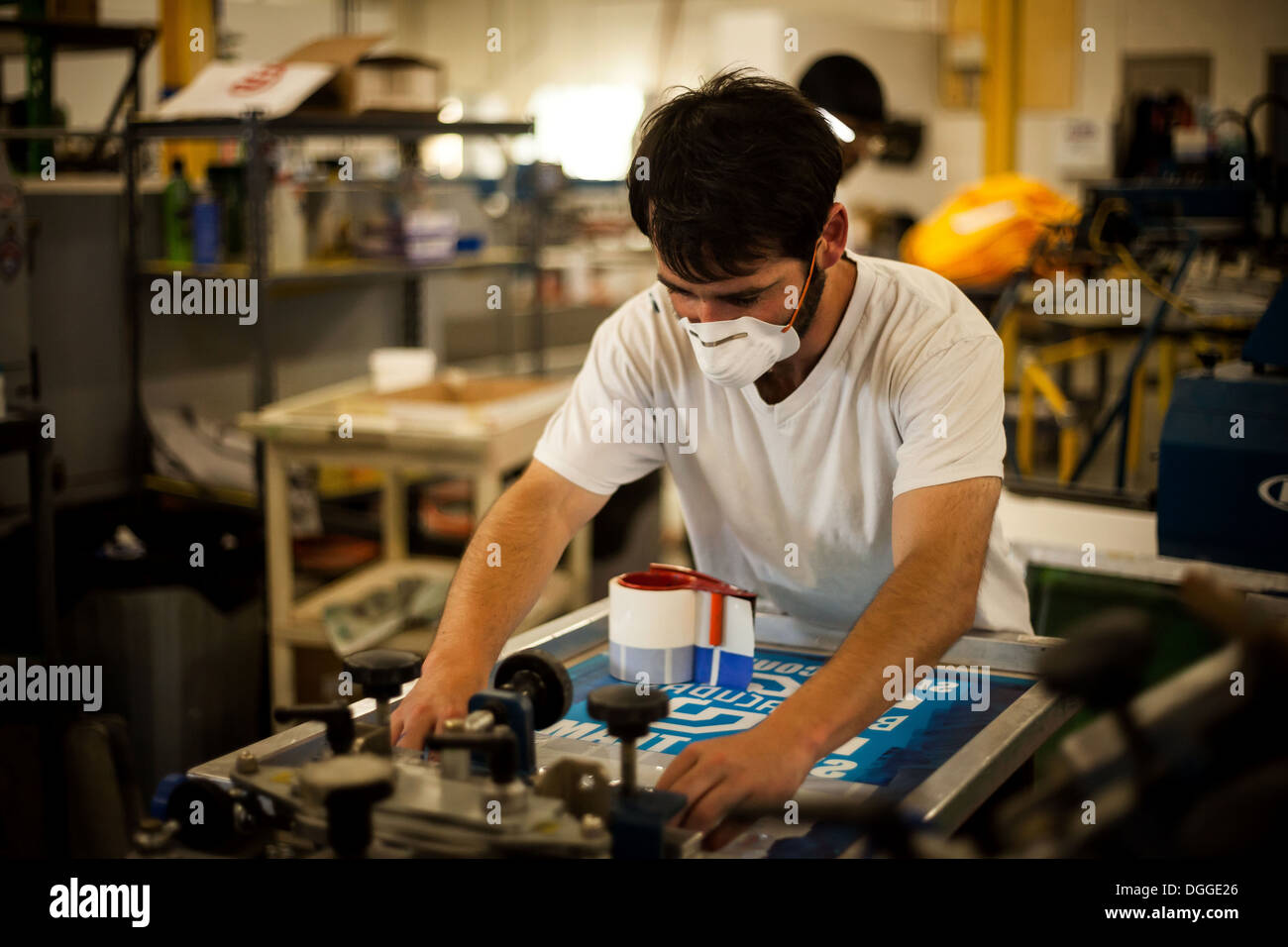 Arbeiter mit Gesichtsschutz in Bildschirm Druck Werkstatt Stockfoto
