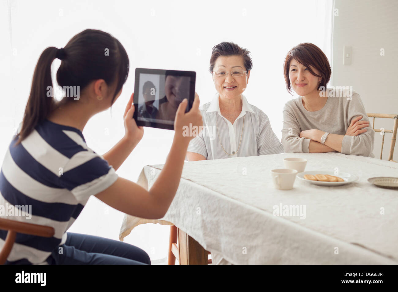 Teenager-Mädchen mit Tablet Foto Mutter und Großmutter Stockfoto