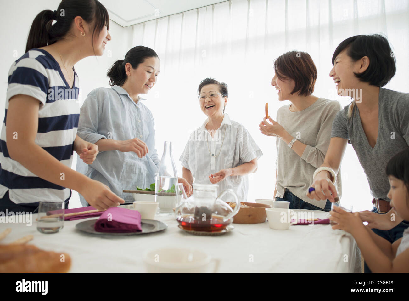 Drei-Generationen-Familie lachen bei den Mahlzeiten Stockfoto